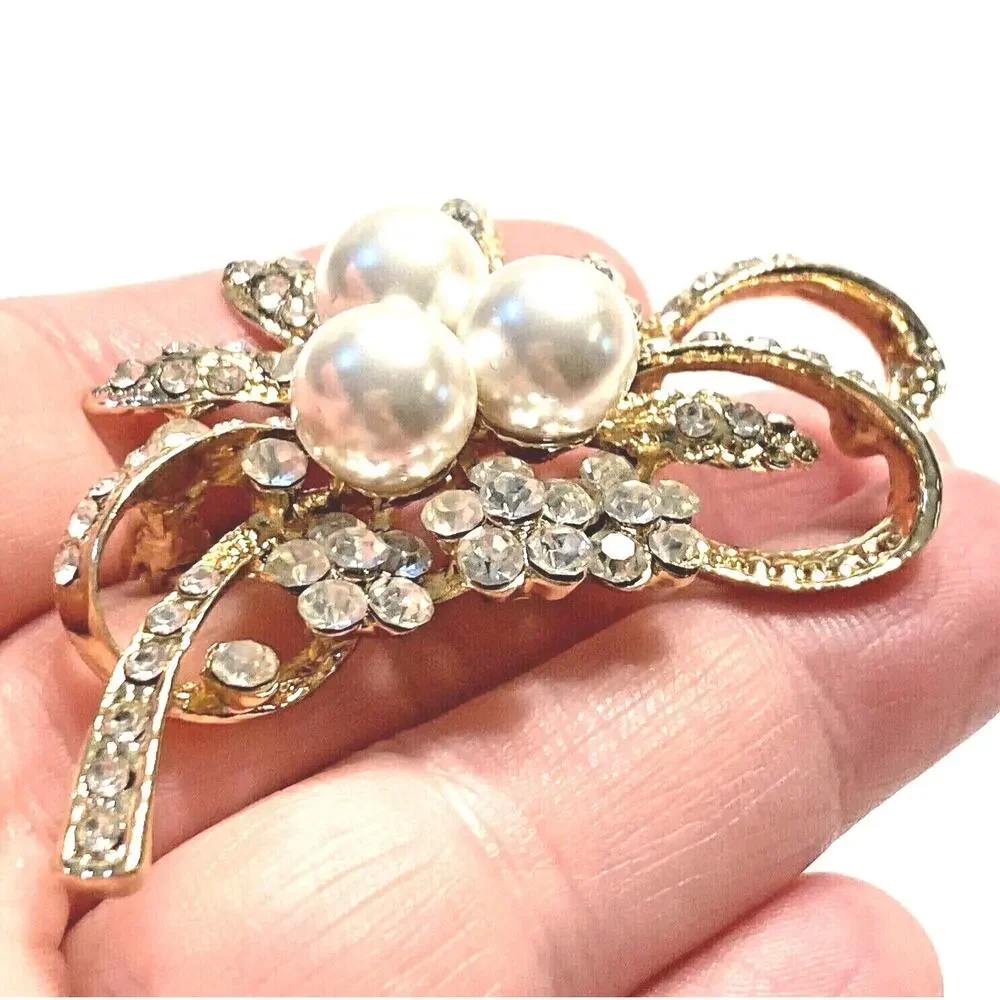Vintage inspired goldtone brooch clear rhinestones faux pearl beads elegant pin